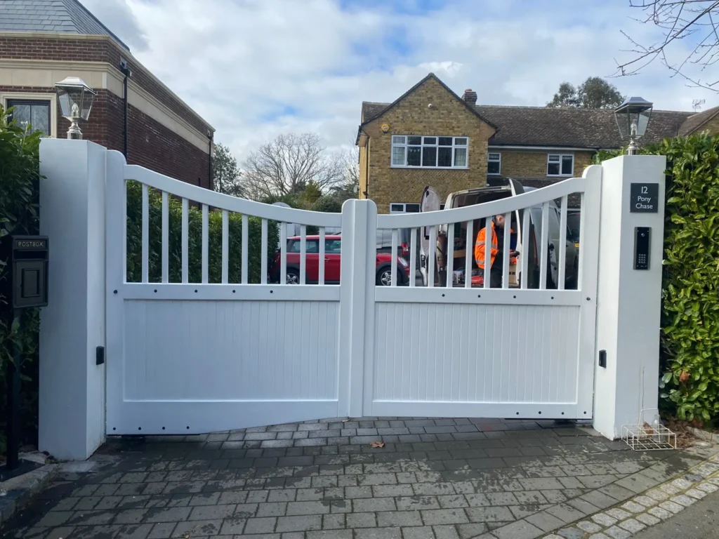 wooden painted gates using RAL9003 pure white fitted between two large painted oak posts