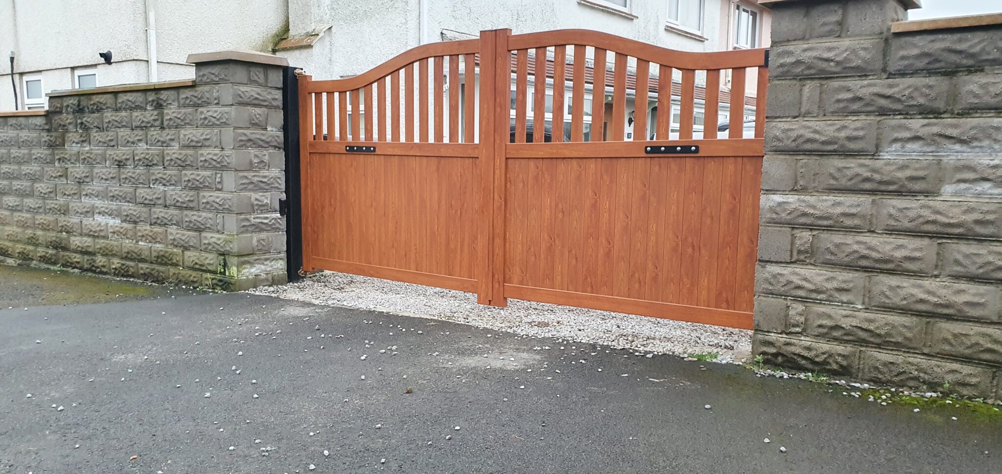 Aluminium gate - CL05 Renoir with wood effect electric gate using above ground automation Front view