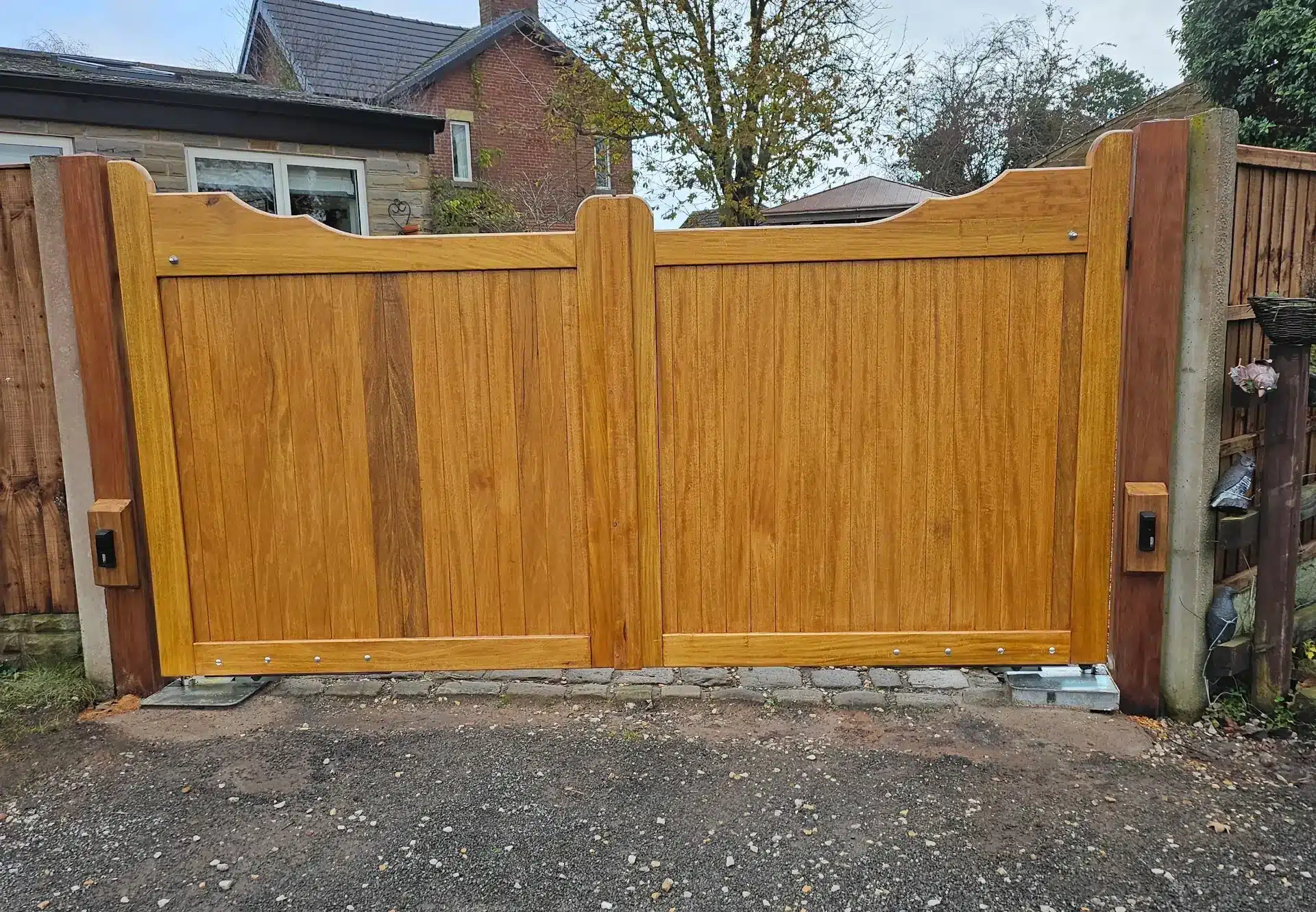 Link to our electric gates showing Gunstock driveway gates made from hardwood