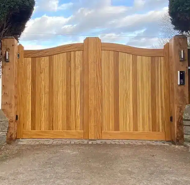 Link to our sliding gates page showing an electric sliding gate made from idigbo hardwood.